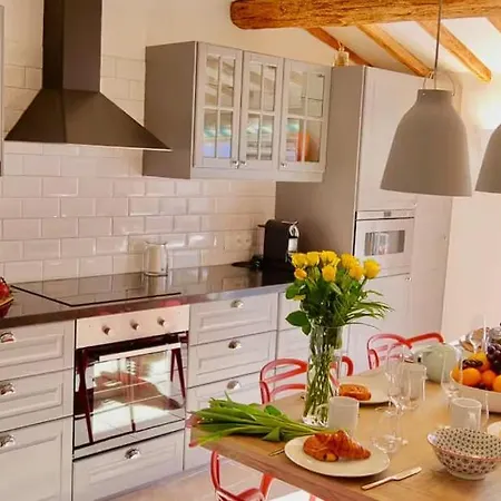 Located In Historical Part Of ! Homestay